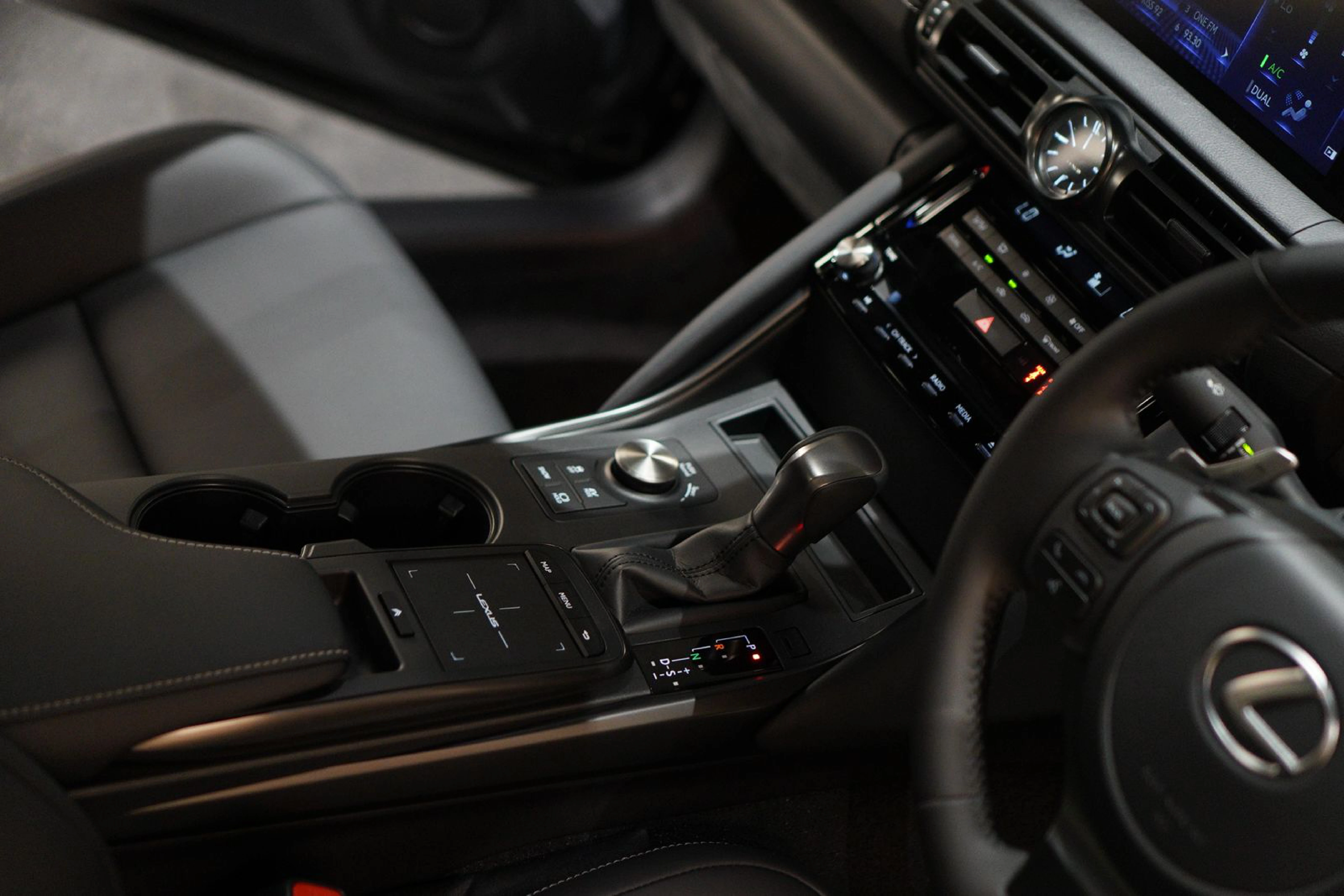 LEXUS IS 300H EXECUTIVE view 8