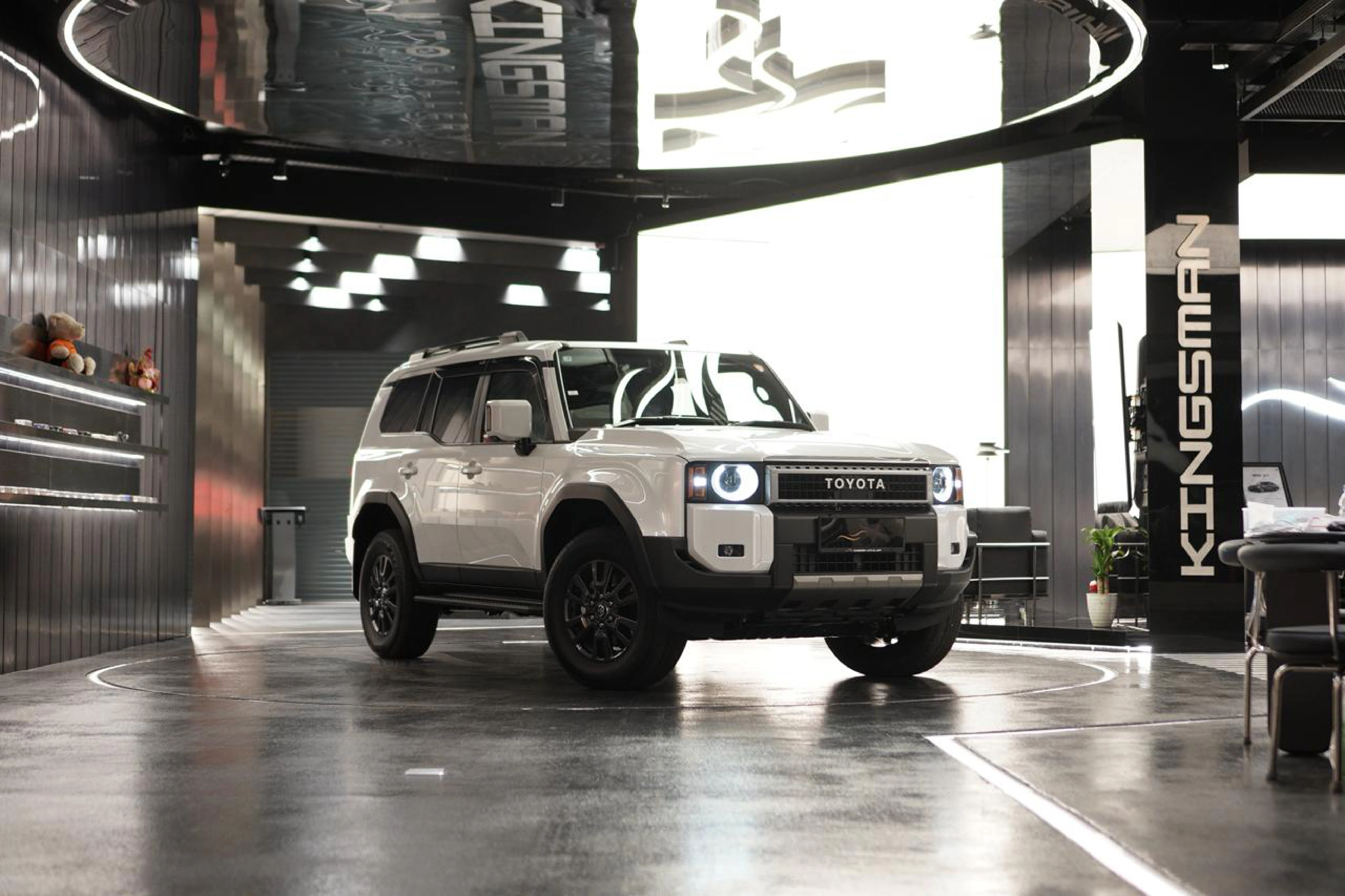 TOYOTA LAND CRUISER 250 VX view 10