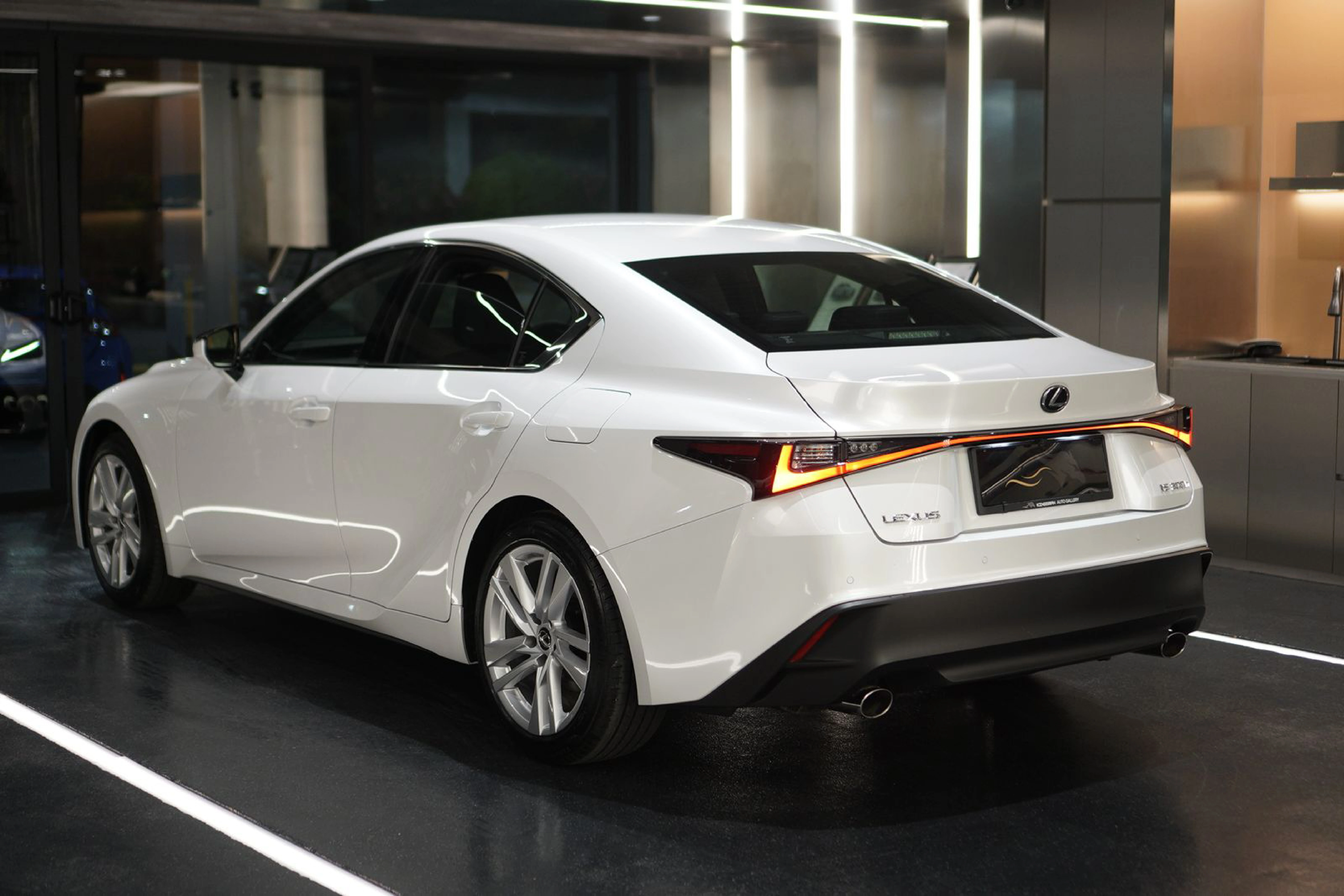 LEXUS IS 300H EXECUTIVE view 5