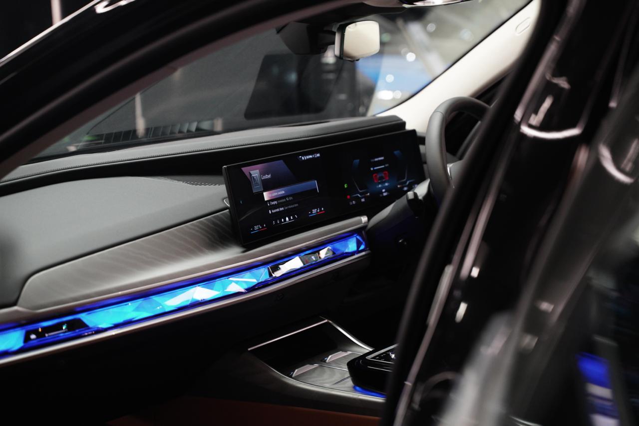 BMW EDRIVE50 PINNACLE view 6