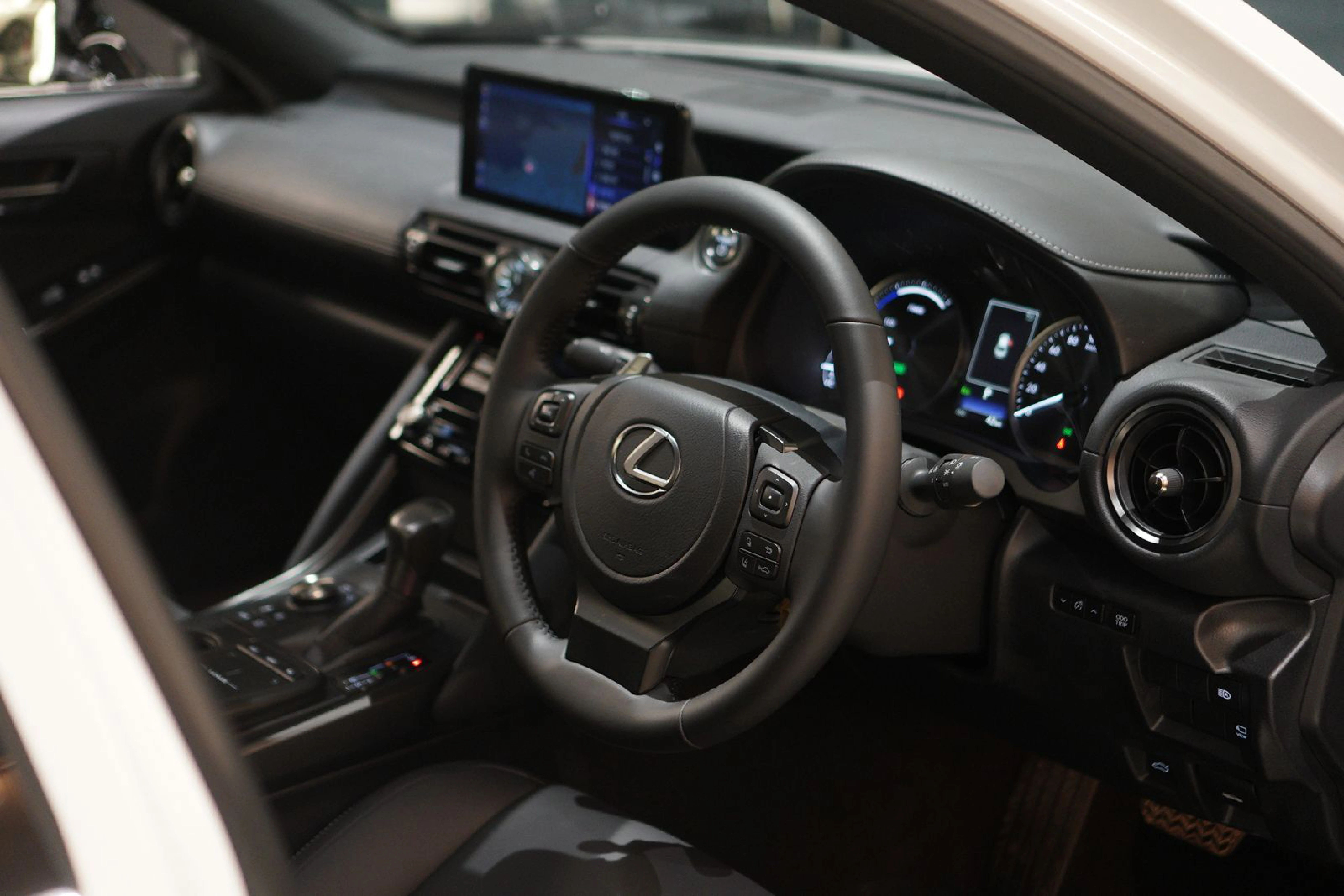 LEXUS IS 300H EXECUTIVE view 6