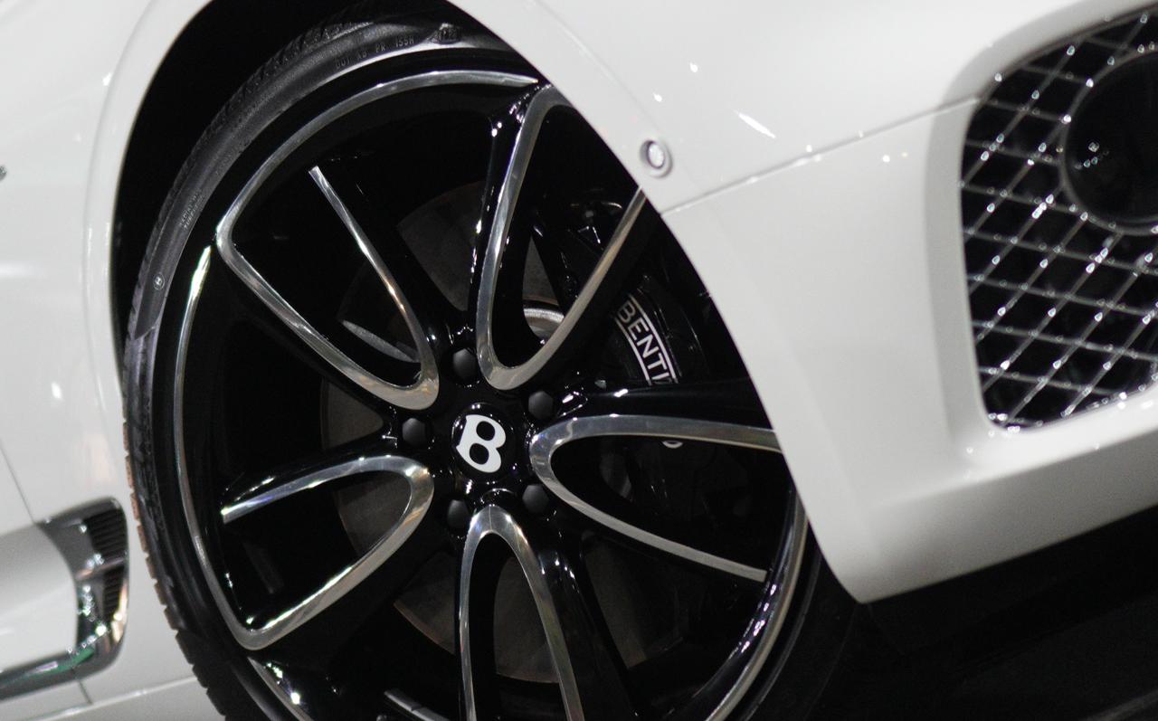 BENTLEY CONTINENTAL GT AZURE V8 view 5