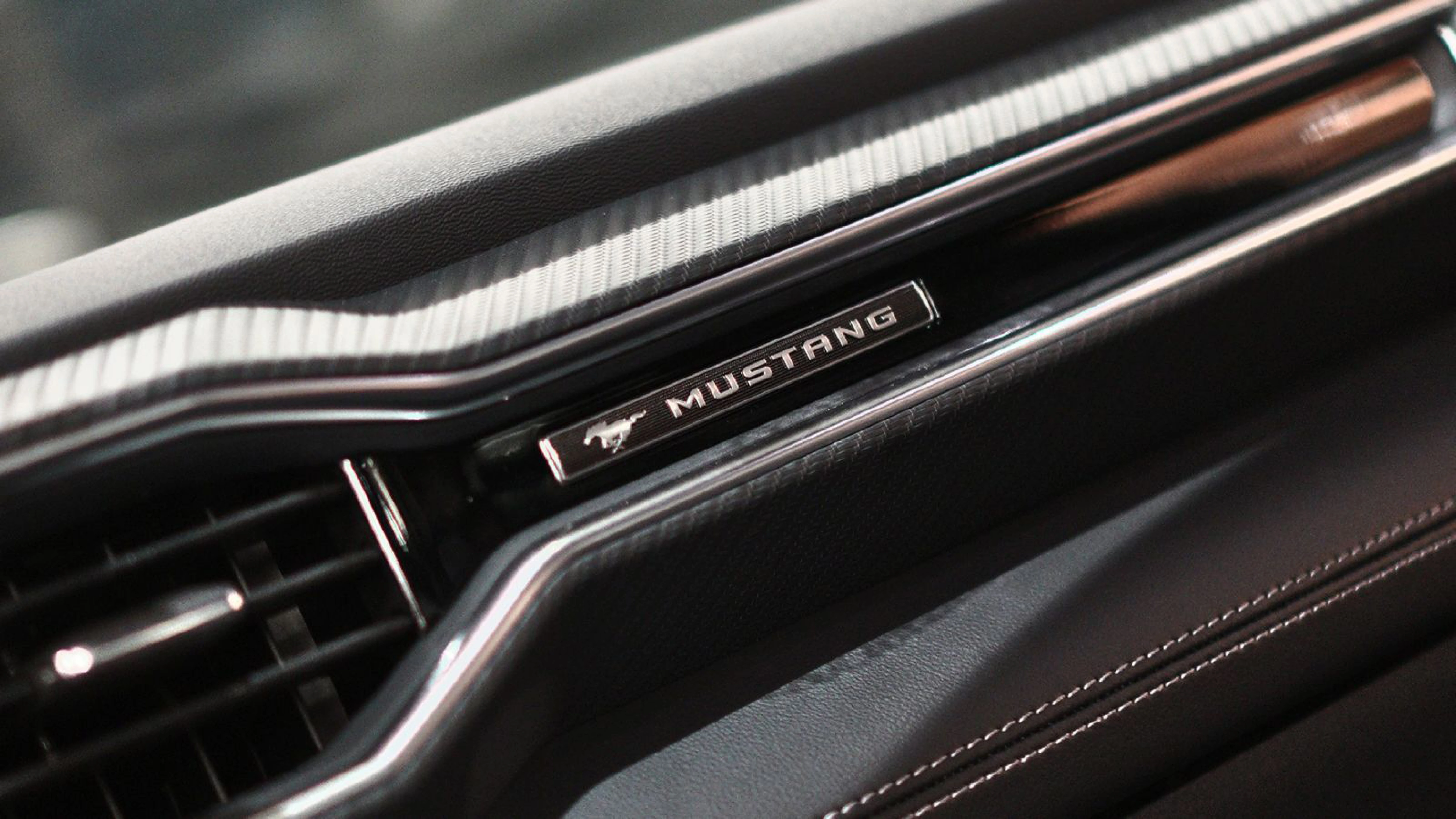 FORD MUSTANG 5.0 GT COUPE view 8