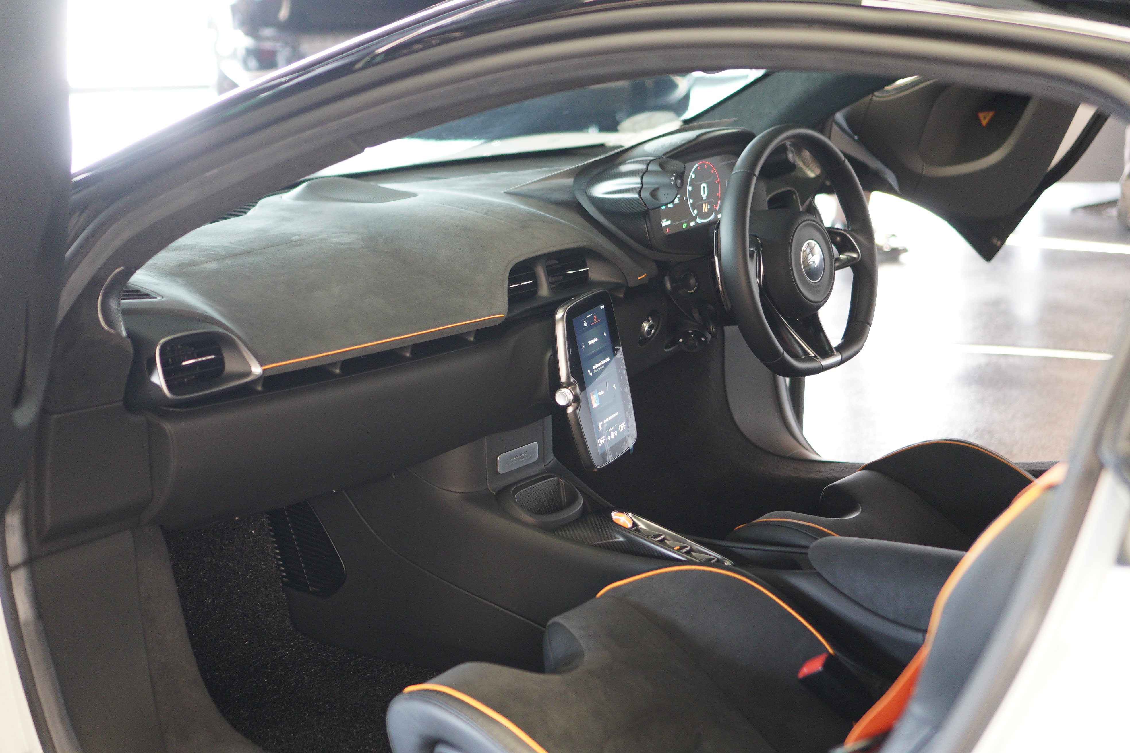 MCLAREN ARTURA view 10